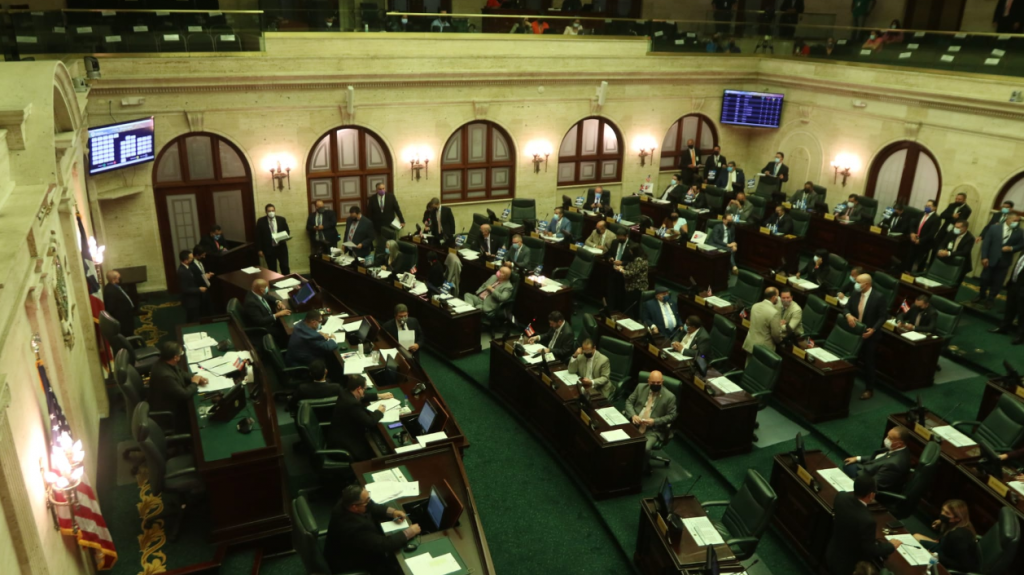  Amenaza de asesor PPD provoca desmayo de representante e interrupci&oacute;n de sesi&oacute;n en la C&aacute;mara 