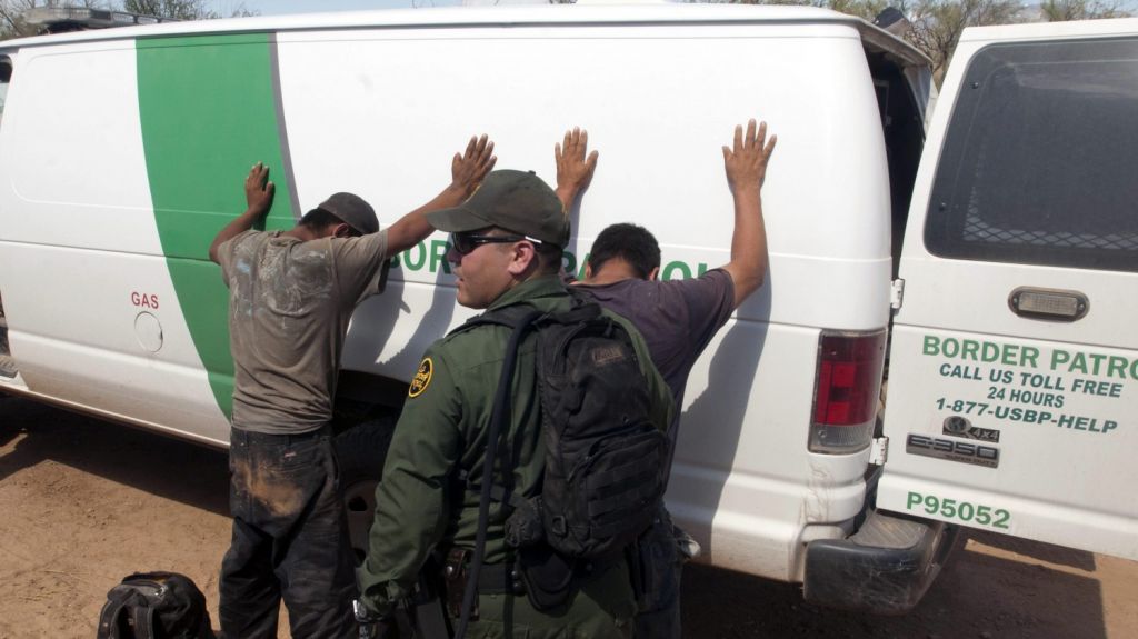  Dos migrantes salvadore&ntilde;os mueren bajo la custodia de las autoridades 