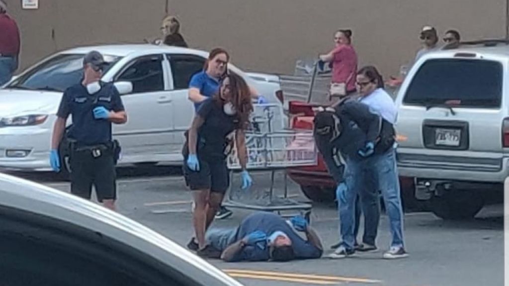  Video: hombre se desploma en Sams de Bayam&oacute;n y las personas se alejan de el 