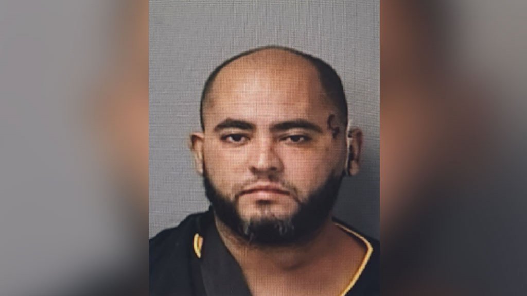  Fiscalía radica cargos contra hombre que asesinó a su pareja en el cuartel municipal de Morovis 