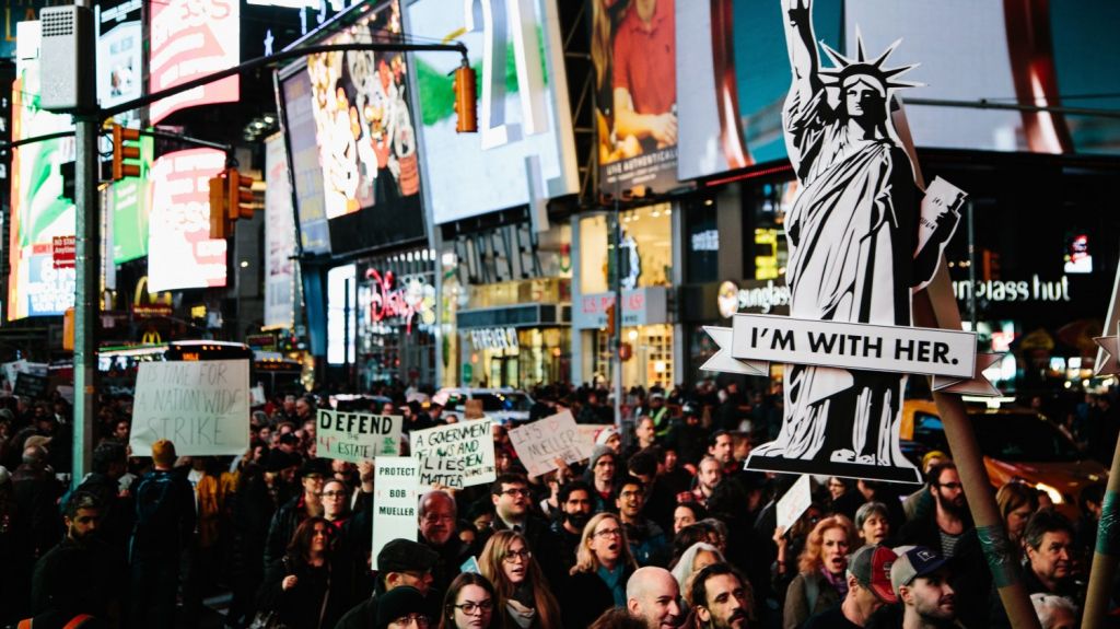  Manifestaciones en todo EE.UU. piden que siga la investigaci&oacute;n sobre Rusia 