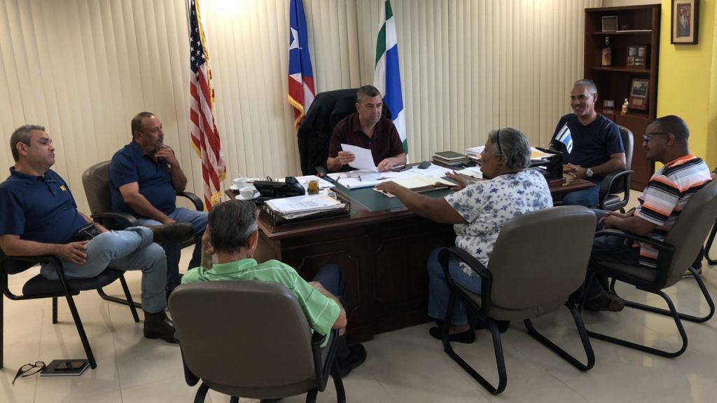 Alcalde de Vega Alta sienta a la AEE con las comunidades