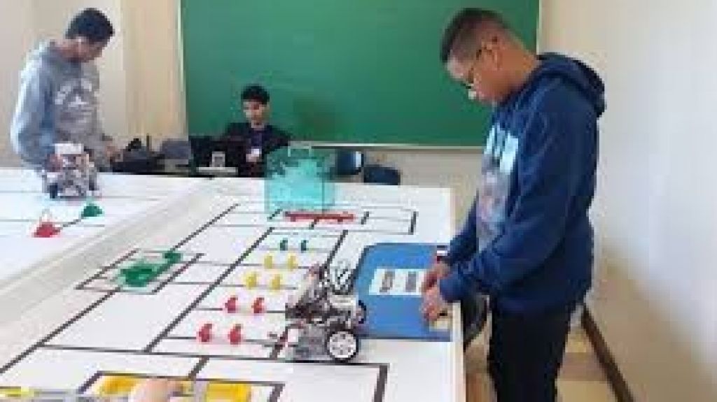  Estudiantes de rob&oacute;tica piden ayuda para participar en evento internacional 