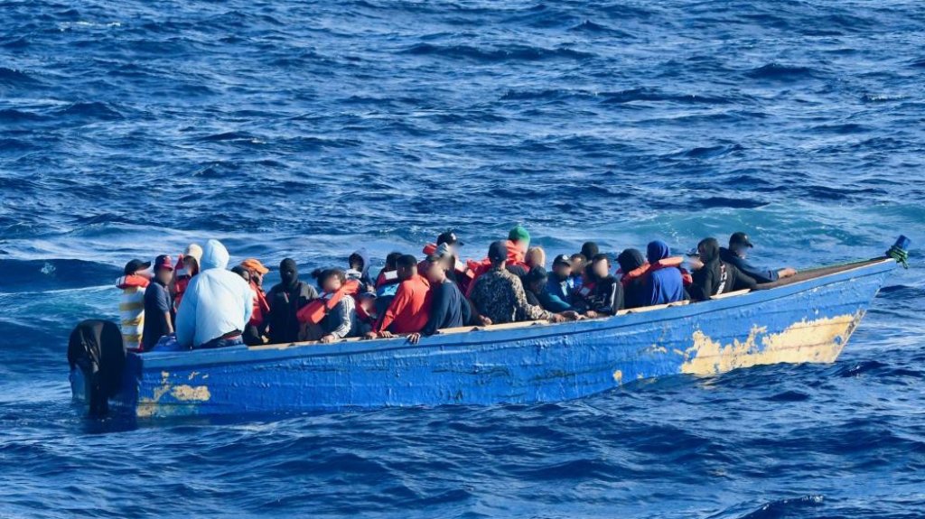  Guardacostas repatria 66 migrantes dominicanos tras interdicci&oacute;n de 2 viajes ilegales en el Pasaje de la Mona 