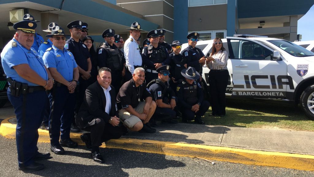  Alcaldesa de Barceloneta entrega patrullas y equipos a la Polic&iacute;a Municipal 