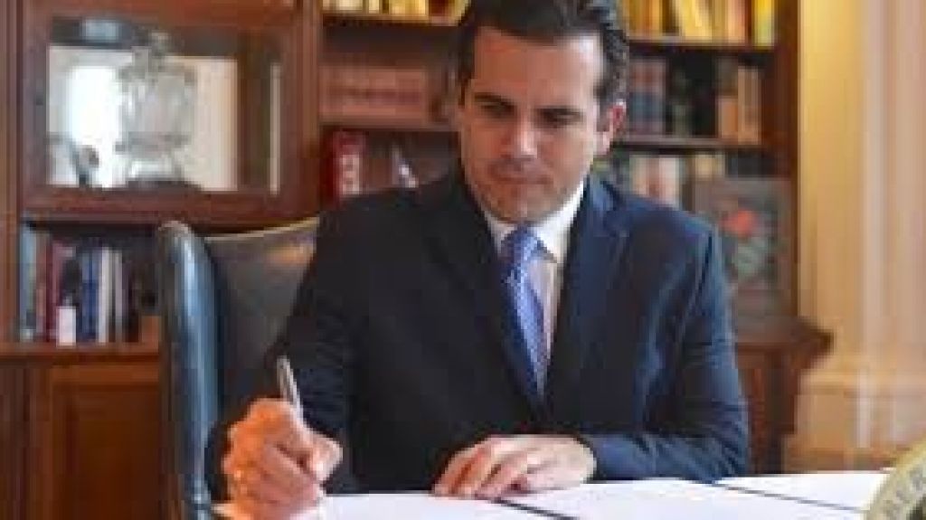  Gobernador firma Ley de Transparencia en el Precio de Medicamentos Recetados 