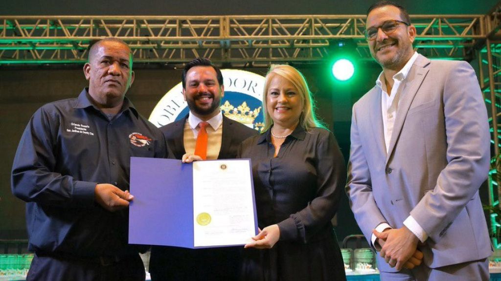  Gobernadora entrega proclama de la Semana de la Vivienda y el Residencial P&uacute;blico 