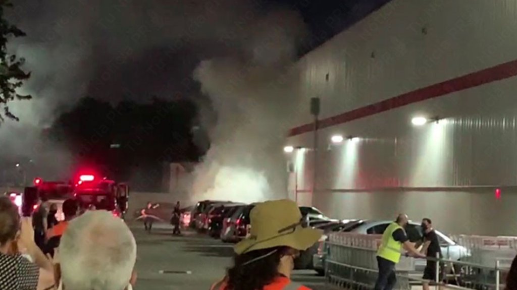  Video: Se incendia veh&iacute;culo en Costco de Carolina 