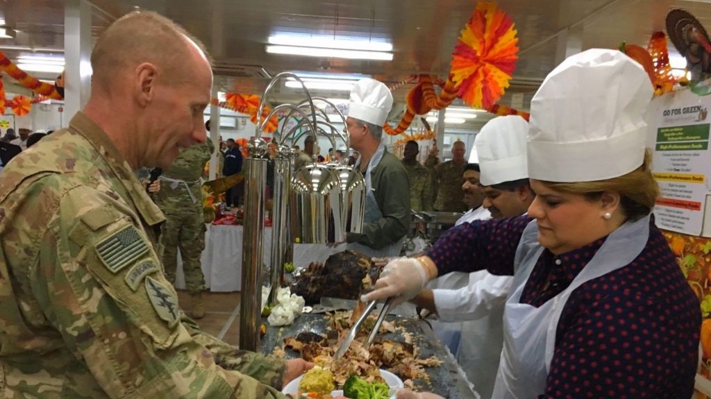 Jenniffer Gonz&aacute;lez celebra Thanksgiving junto a tropas en Kuwait 