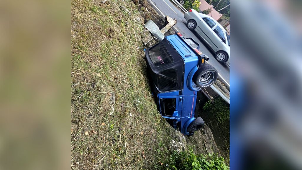 Accidente de auto volcado en la carretera 111 de San Sebastián 