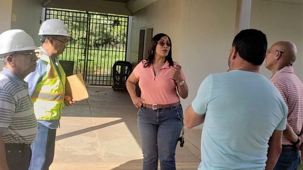  Ingenieros municipales de Barceloneta inspeccionan escuelas junto al Departamento de Educaci&oacute;n 