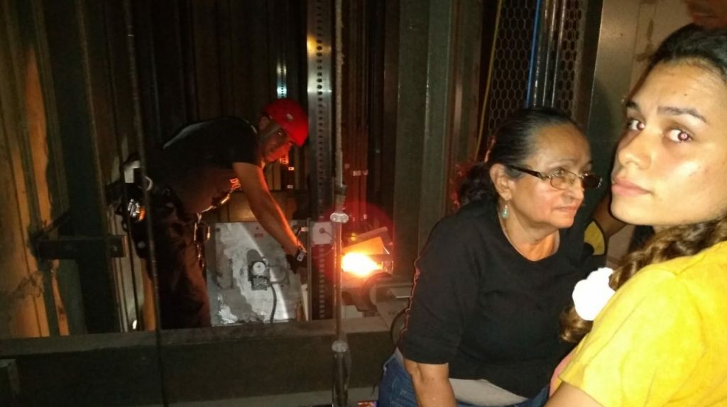  Fotos: Momento en que bomberos Rescatan 8 adultos y 3 menores atrapados en elevador en Popular Center en Hato Rey 