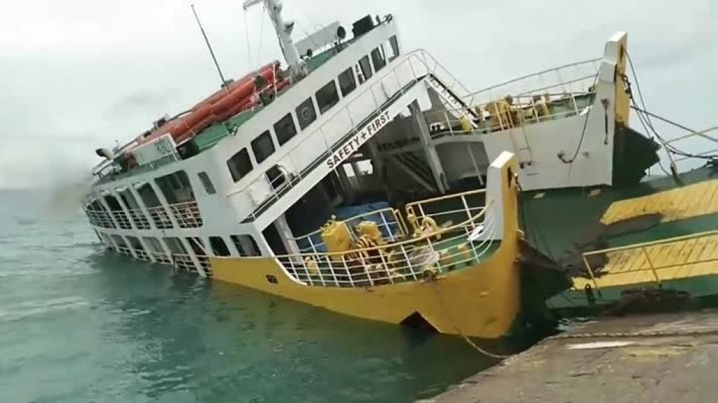  Video: P&aacute;nico en un barco que se hunde con ni&ntilde;os dentro 