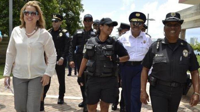 Alcaldesa De San Juan Carmen Yulin hace justicia a los policÃ­as Municipales 