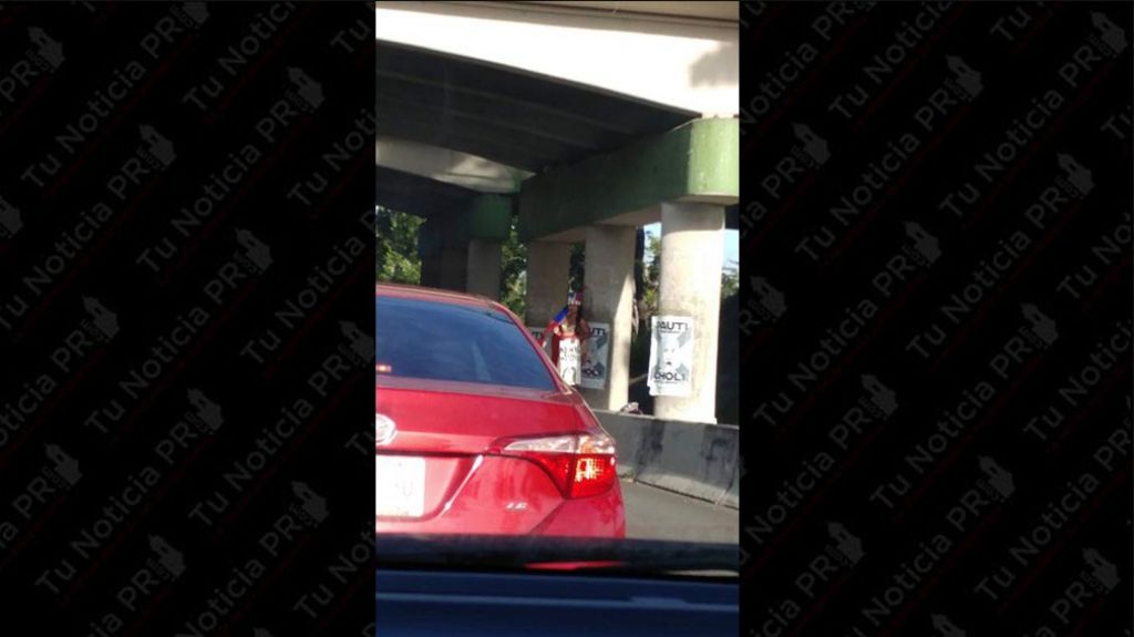  Tap&oacute;n en la PR-30 por mujer vestida de india que apoya a La Ta&iacute;na 