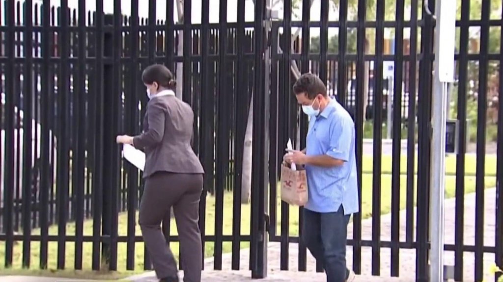  Calladito y con una bolsita de papel sale del tribunal federal suspendido alcalde de Guaynabo, &Aacute;ngel P&eacute;rez 