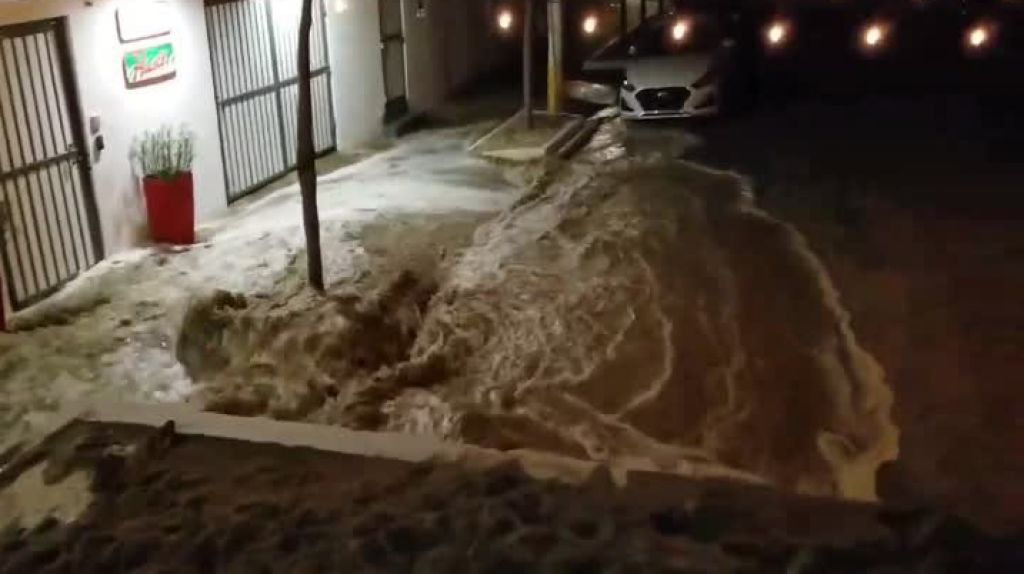  Video: Momento en que el mar inunda calles del condado esta madrugada 