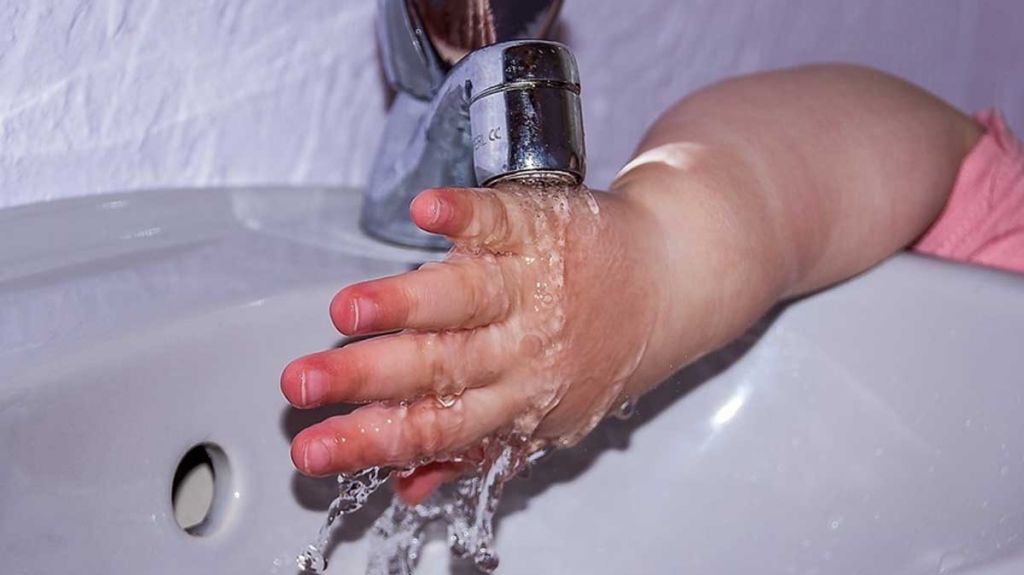 Mata a su hijo con agua hirviendo al tratar de exorcizarlo 