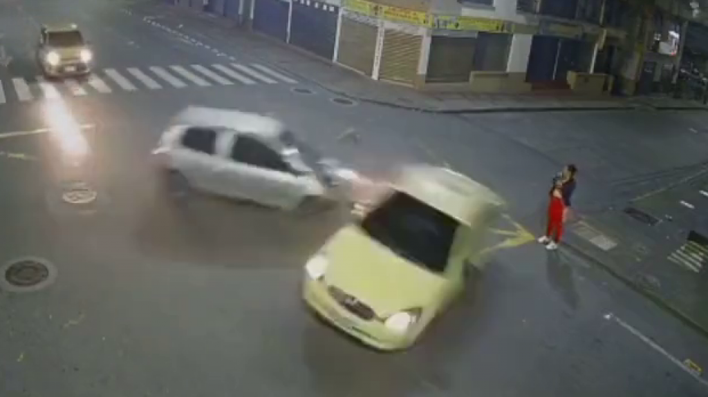  VIDEO:Una mujer se salva de manera sorprendente de ser arrollada por dos autos que chocan a escasos centímetros de ella 