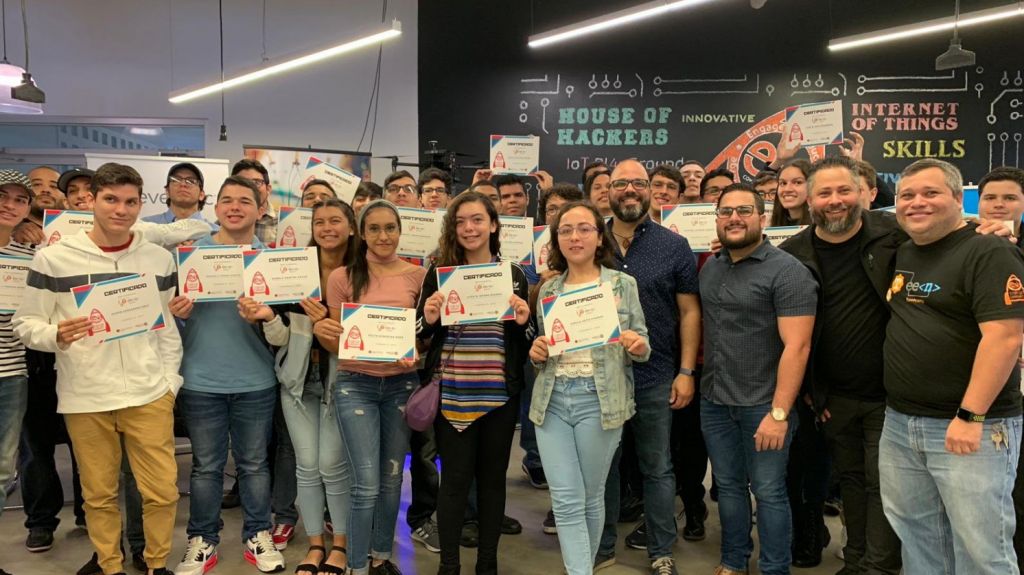  Premian a j&oacute;venes que ganaron competencia Education Got Hacked! 