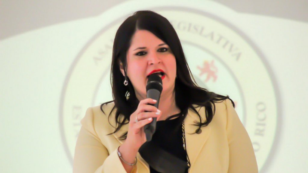  Senadora Hau se compromete en investigar el porqu&eacute; se aprob&oacute; dram&aacute;tico aumento en la luz 