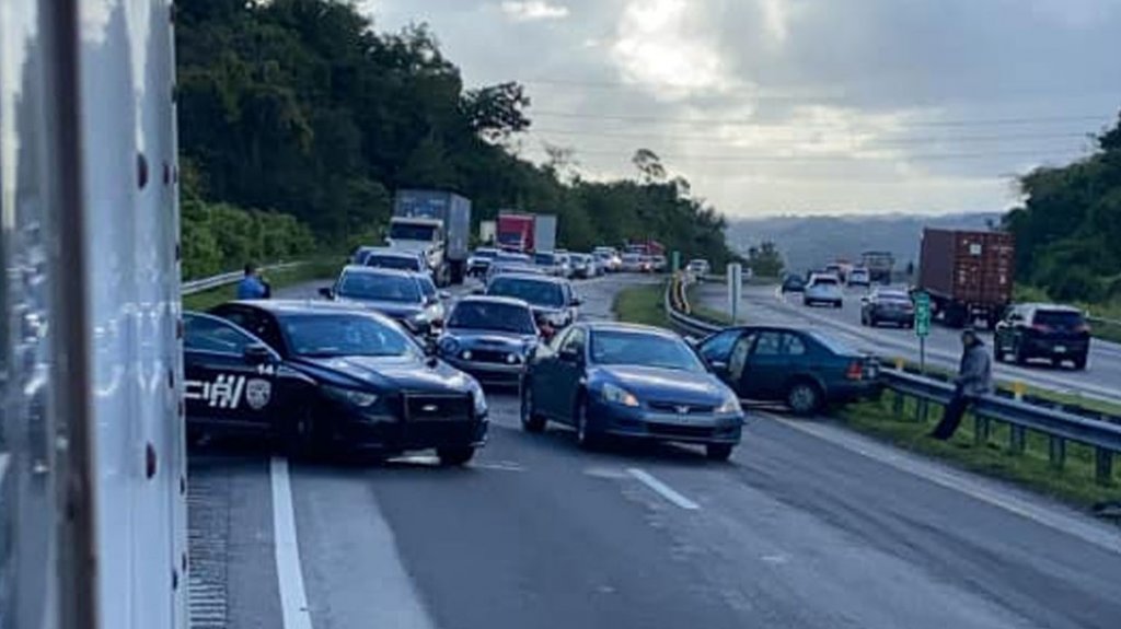  Video: Camionero se alegra que conductor chocara una patrulla porque le estaban dando un &ldquo;Ticket&rdquo; por tinte 