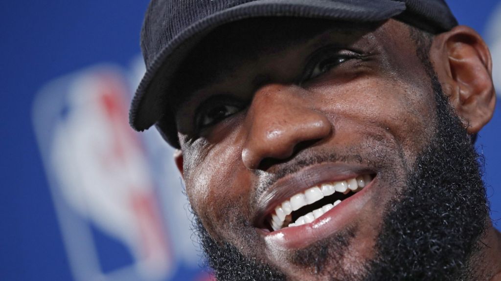  LeBron "King" James ya es oficialmente nuevo jugador de los Lakers, su tercer equipo 