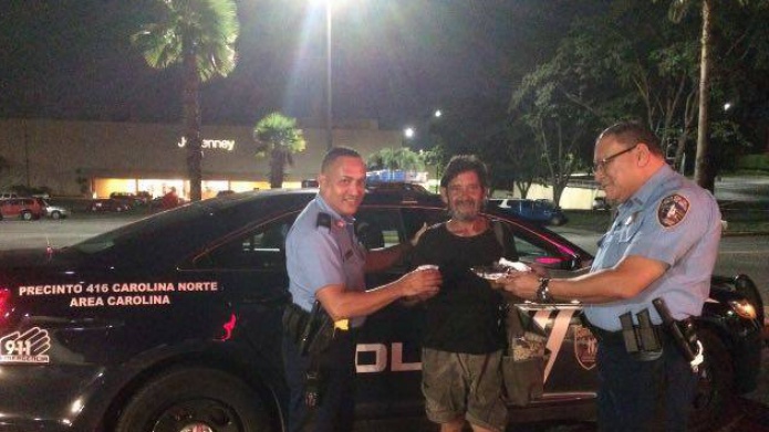 Policias del precinto Carolina Norte llevan comida a indigentes