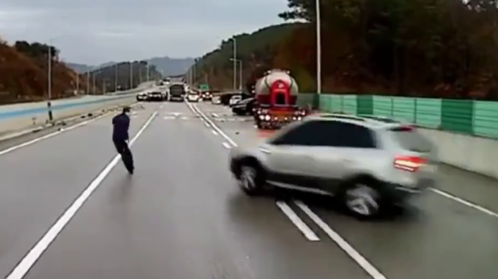  VIDEO: Transe&uacute;nte esquiva autos a toda velocidad para advertir a los conductores sobre "minas viales" de hielo negro 