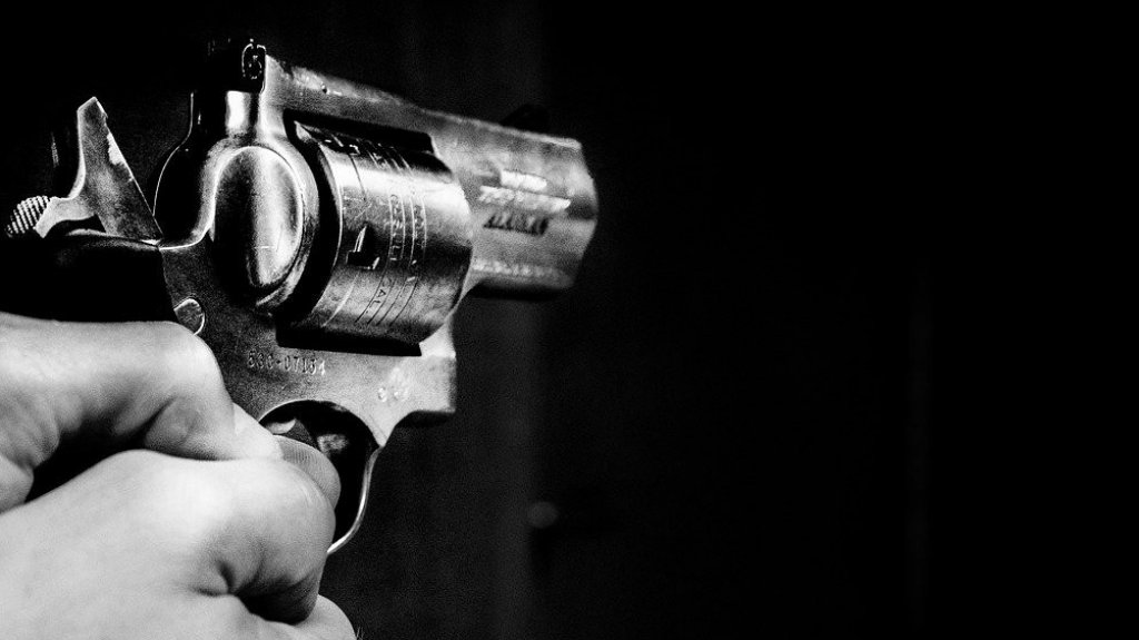  Adolescente de 14 a&ntilde;os es herida en la boca por una bala que entro por una ventana en Bayam&oacute;n 