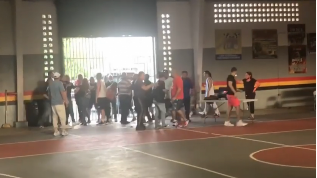  Video: Dirigente, padres y jugadores agredieron a un &aacute;rbitro ayer durante juego de menores en Vega Baja 