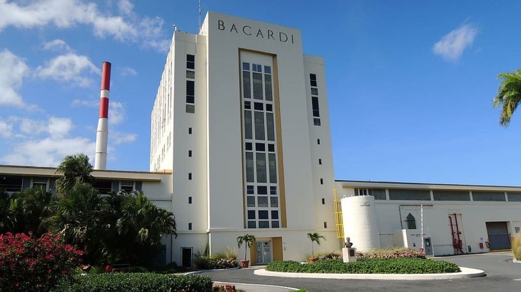  Bacardí cambia su producción para hacer desinfectante de manos 