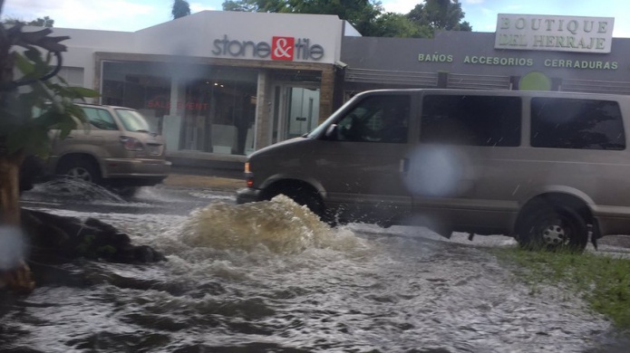 TapÃ³n e inundaciones por lluvias en la zona metropolitana
