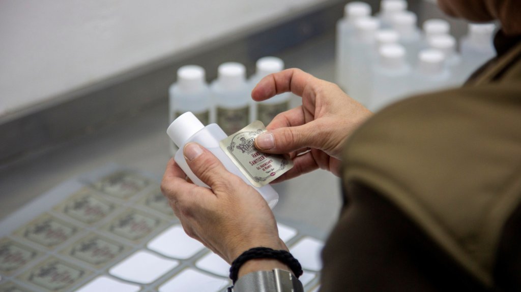  Procesan a famil&iacute;a que vend&iacute;a blanqueador como cura milagrosa contra la covid 