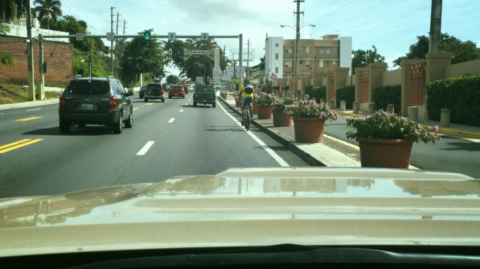 Nueva Moda en PR, Conductores adoptan ciclistas en las carreteras