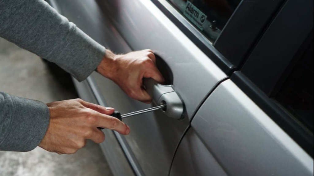  Dej&oacute; m&aacute;s de 5 mil d&oacute;lares dentro de su auto estacionado en San Juan, los perdi&oacute; 