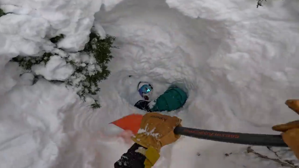  VIDEO: Momento en que rescatan por casualidad a un “snowboarder“ sepultado en la nieve sin poder respirar 