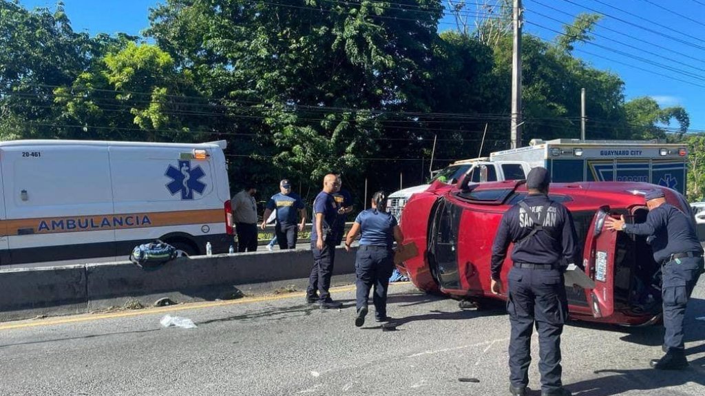  Fotos: Se reporta accidente con veh&iacute;culo volcado en Guaynabo 