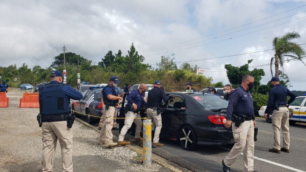  Fotos: Dos arrestados y varios negocios multados durante intervenciones en Aibonito, Coamo y Comerio 