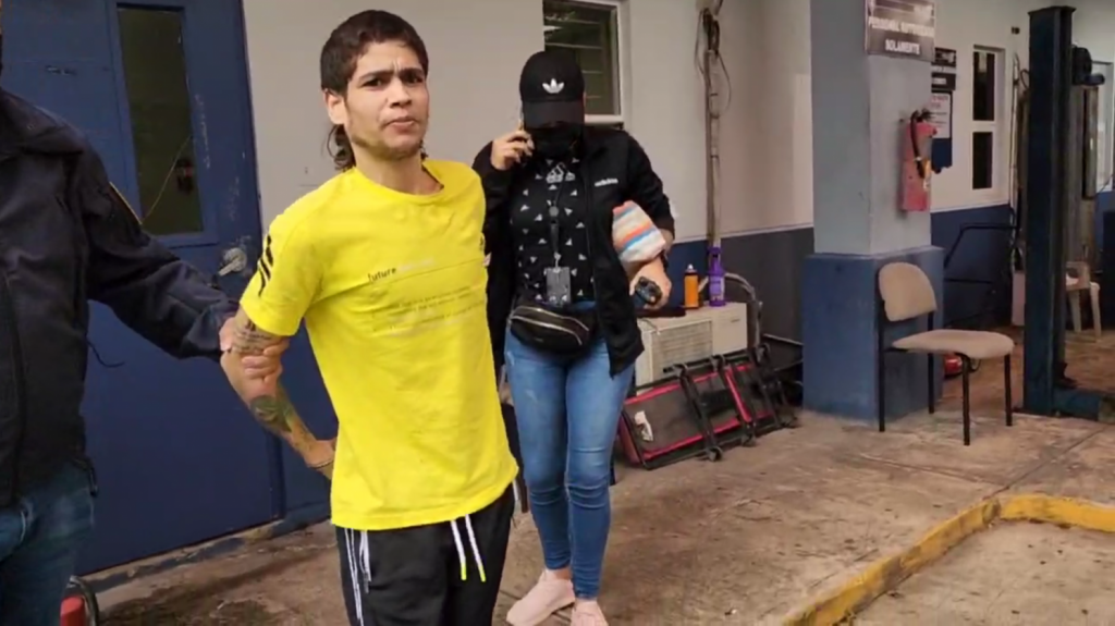  Video: Momento en que arrestan a uno de Los M&aacute;s Buscados en Bayamon 