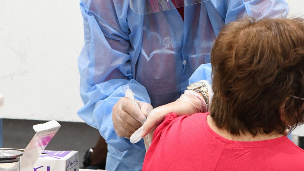  Campa&ntilde;a para alcanzar el 70% de vacunaci&oacute;n en la Isla y as&iacute; volver a realizar actividades masivas 