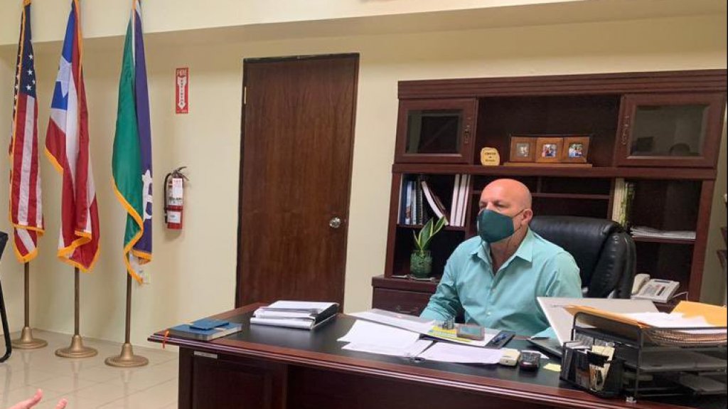  Alcalde de Adjuntas le da mil pesitos de Bono de navidad a sus empleados 