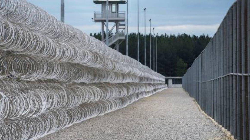  A prisi&oacute;n mujer que rompi&oacute; puertas de residencia y da&ntilde;&oacute; BMW en Bayam&oacute;n 