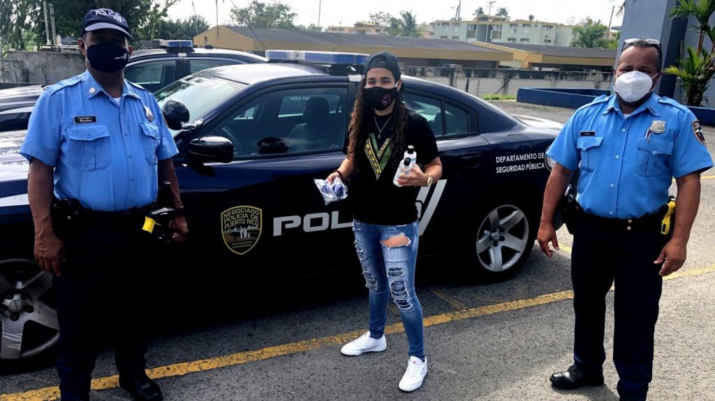  Boxeadora honra la labor de la Policía durante la pandemia 