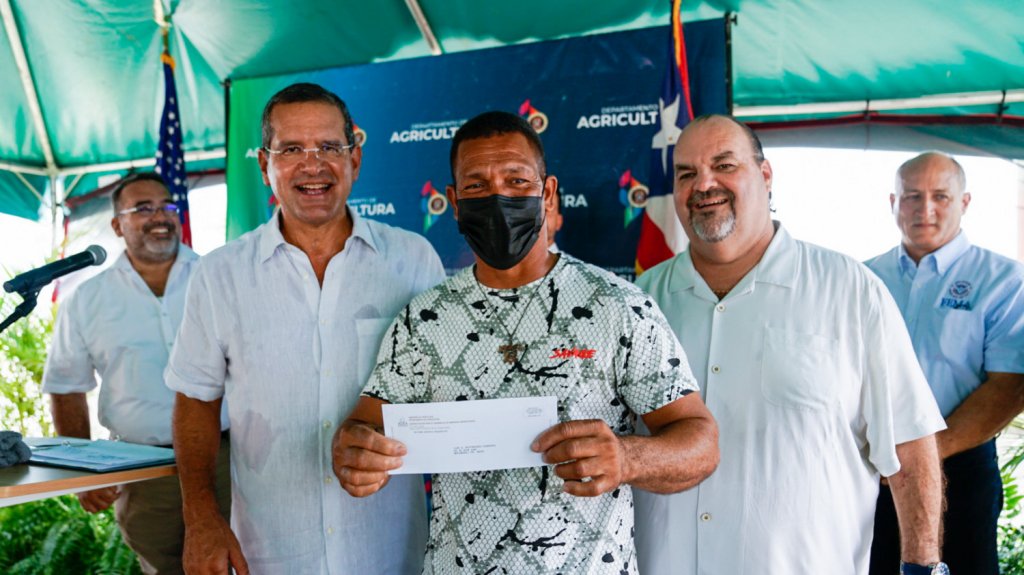  Gobernador inaugura villa pesquera en Ceiba y entrega incentivos a pescadores 