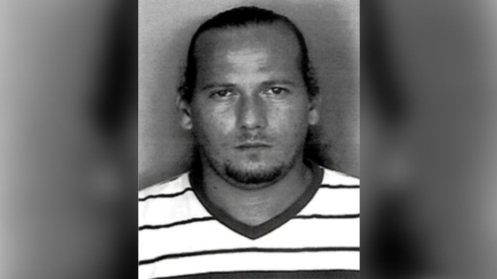  Hombre con orden de arresto por Ley 54 amenaza expareja con navaja en su trabajo 