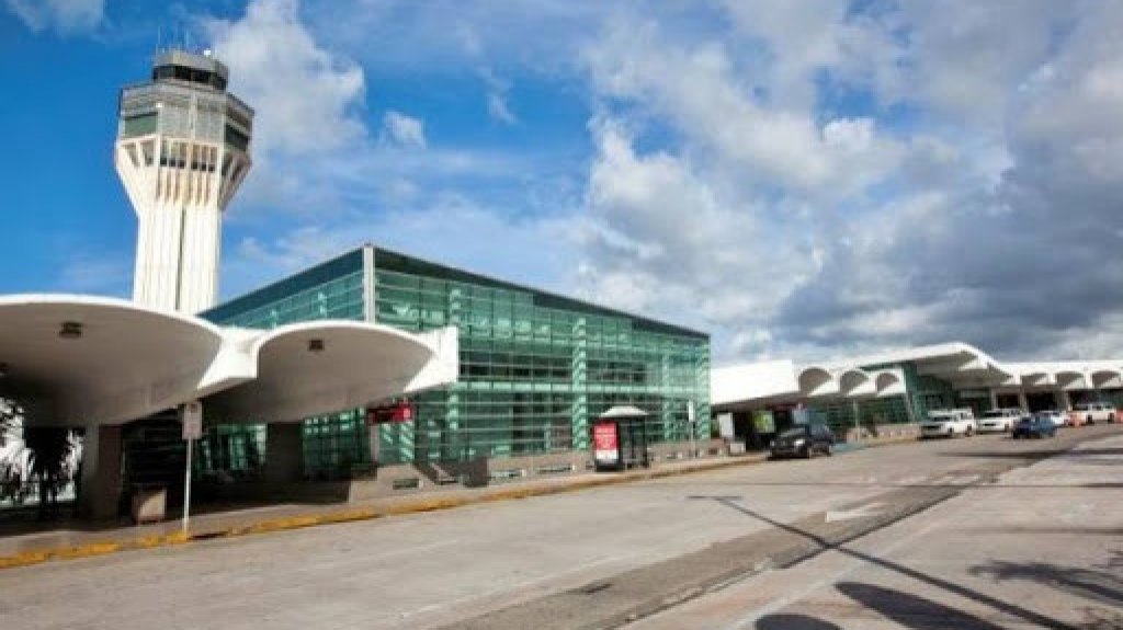  Reportan incidente con un avi&oacute;n de carga en el Aeropuerto Luis Mu&ntilde;oz Mar&iacute;n 