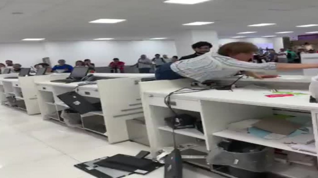  Video: Mujer descontrolada en un aeropuerto destruye varios computadores 