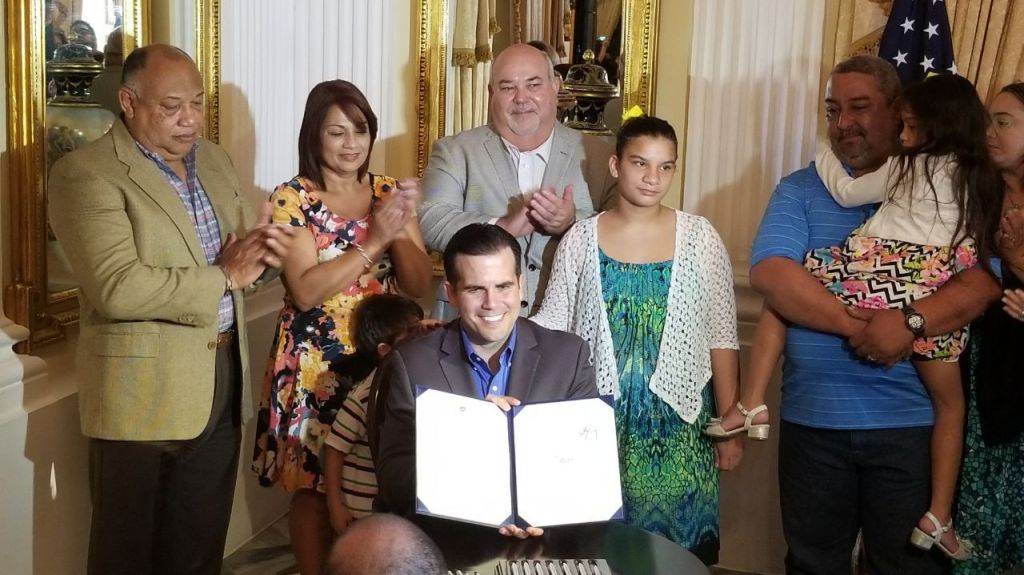  Gobernador firma la nueva Ley de Adopci&oacute;n junto al presidente de la C&aacute;mara de Representantes 