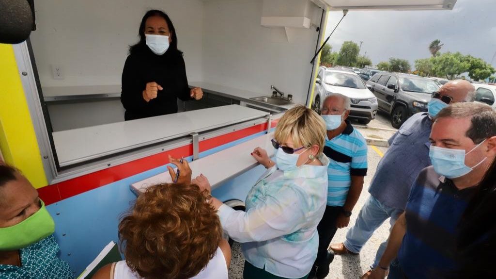  Ponce entrega primeros diez carretones a comerciantes de La Guancha 
